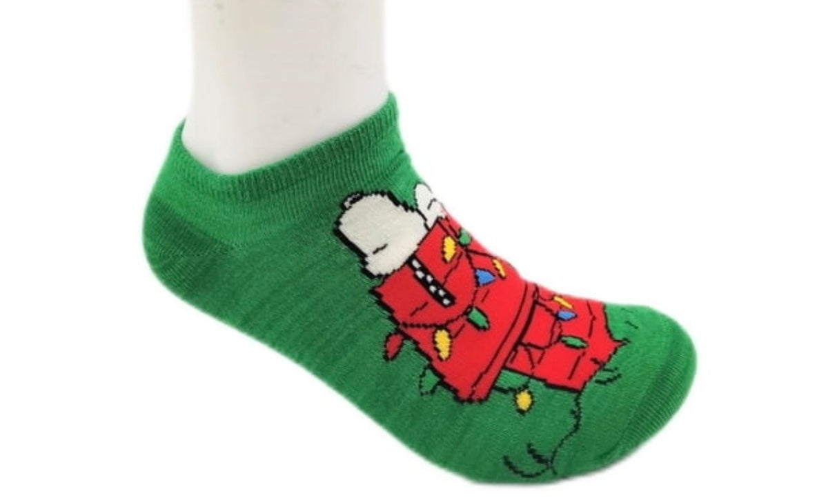 PEANUTS Ladies 6 Pair Of CHRISTMAS No Show Socks Snoopy ‘Wrap Star’